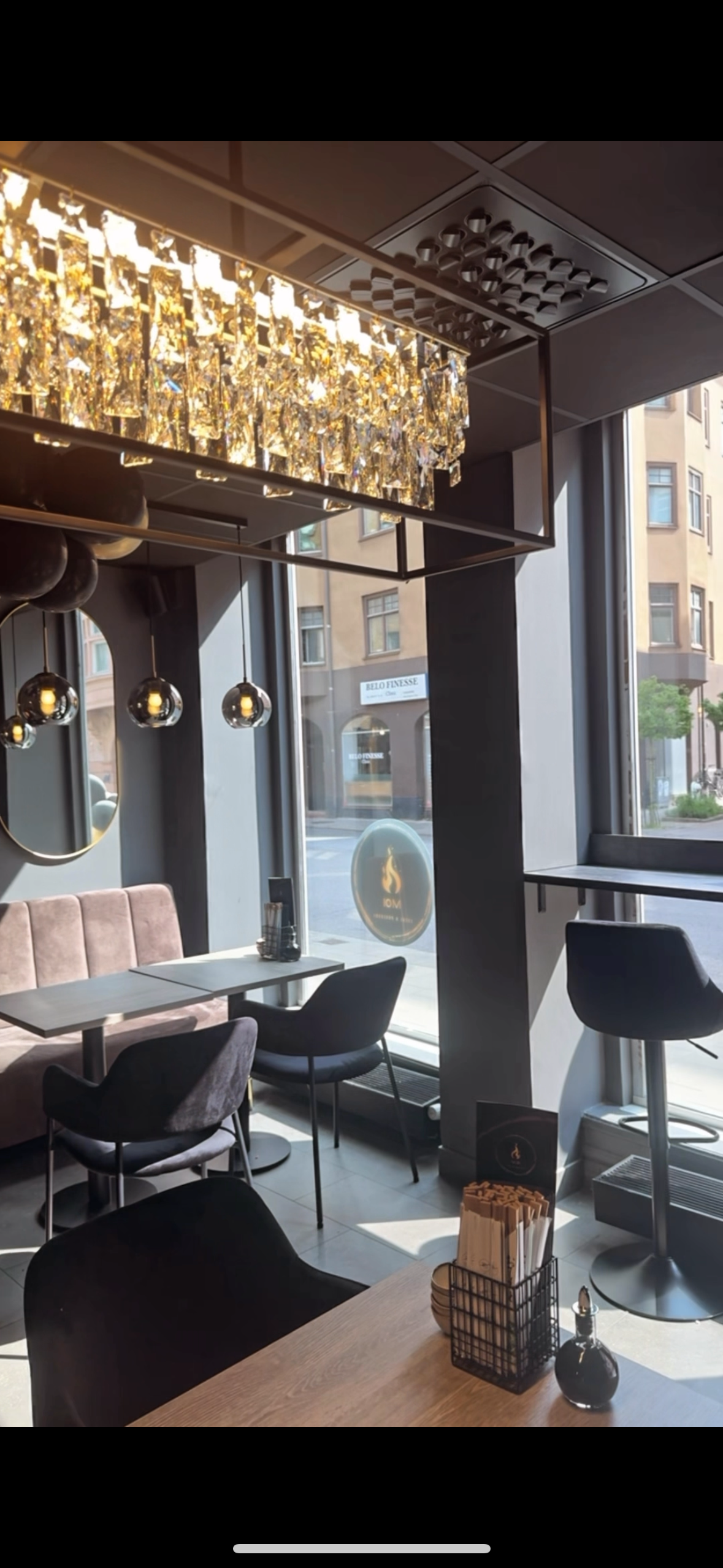 Moi Sushi restaurangens välkomnande exteriör med tydlig skyltning
